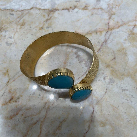 BEAUTIFUL CUFF STYLE BRACELET - Picture 3 of 4